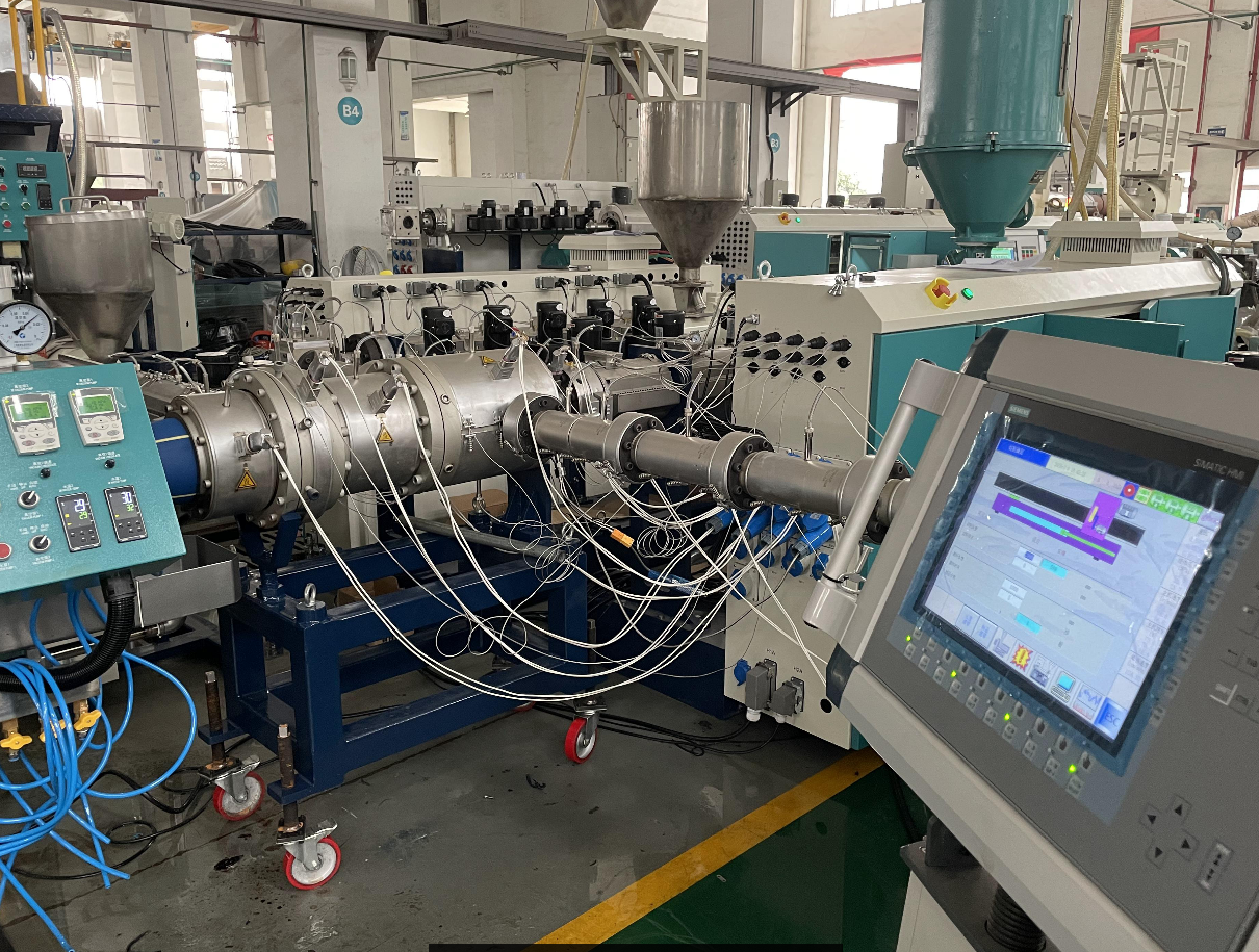 PE PPR three-layer co-extrusion pipe extruder silicon core pipe equipment