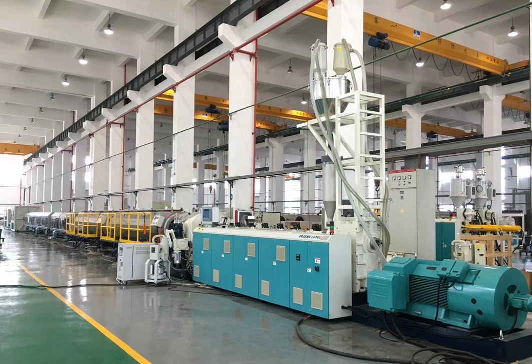 The manufacturer briefly talks about the basic manufacturing quality requirements of the screw used in the plastic extruder